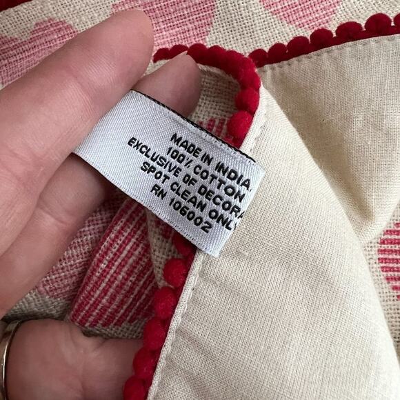 Nicole Miller Home 19" Ombre Heart Embroidered Love Placemats Kitchen Set of 4 - Picture 5 of 6